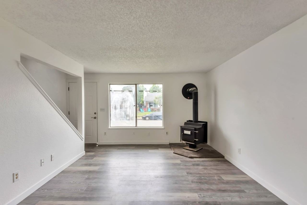 1702 C St Se #B - Photo 4 of 16