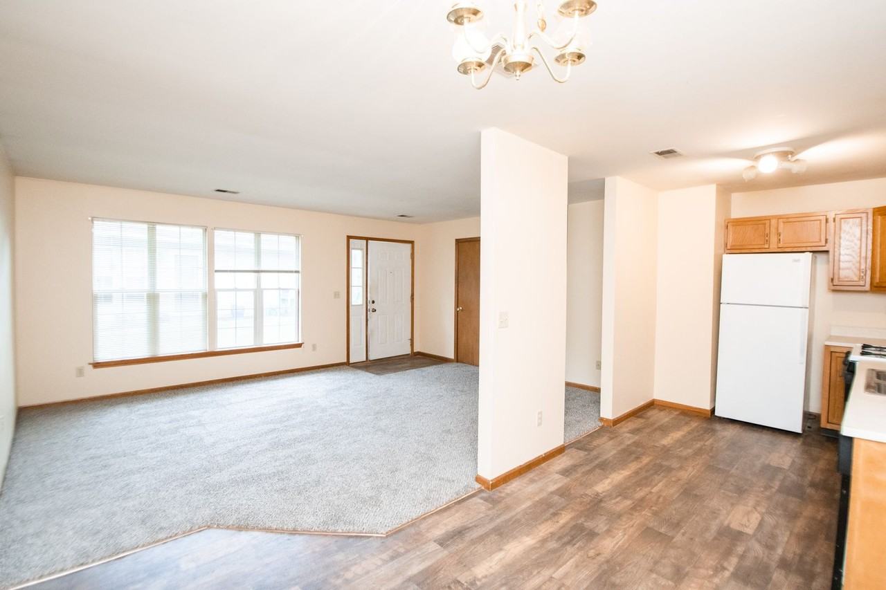 1971 Laura Ln - Photo 3 of 20