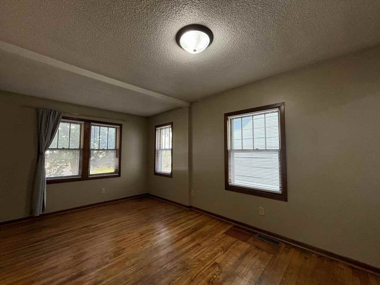 1068 Hatch Ave - Photo 5 of 25