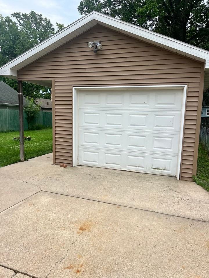 733 Lincoln St - Photo 2 of 10