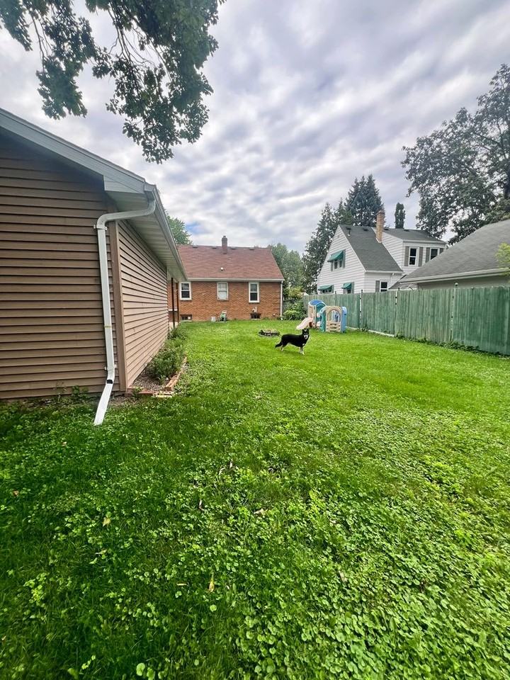 733 Lincoln St - Photo 3 of 10