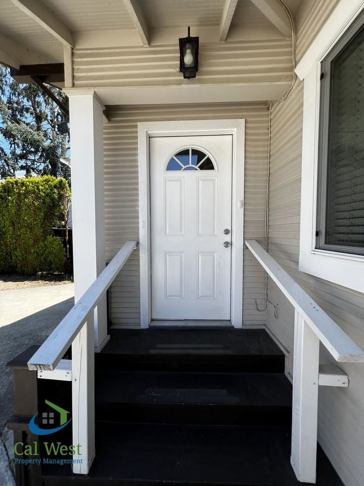 1503 Newport Ave - Photo 3 of 23