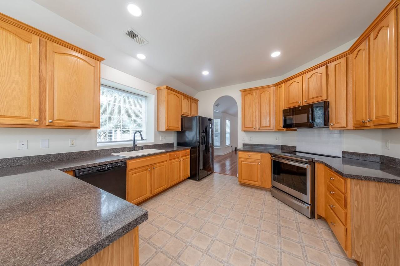 5292 Queen Bishop Ln - Photo 4 of 17