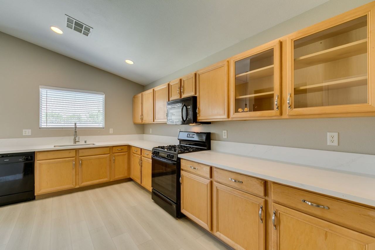 10342 Spider Rock Ave - Photo 4 of 41