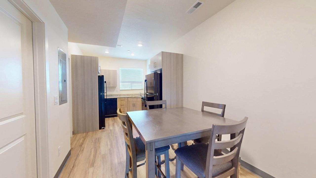 655 W 200 N - Photo 7 of 22