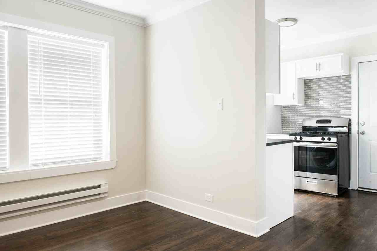 4216 North Clark Street, Unit 3 - Photo 3 of 10