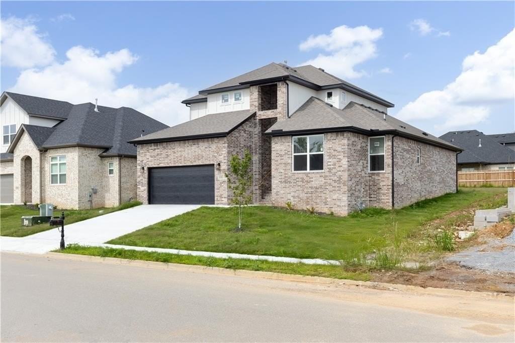 1081 Whistler St - Photo 2 of 32