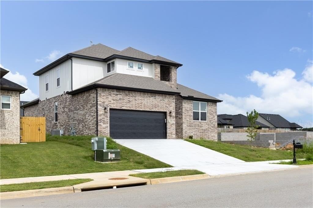 1081 Whistler St - Photo 3 of 32