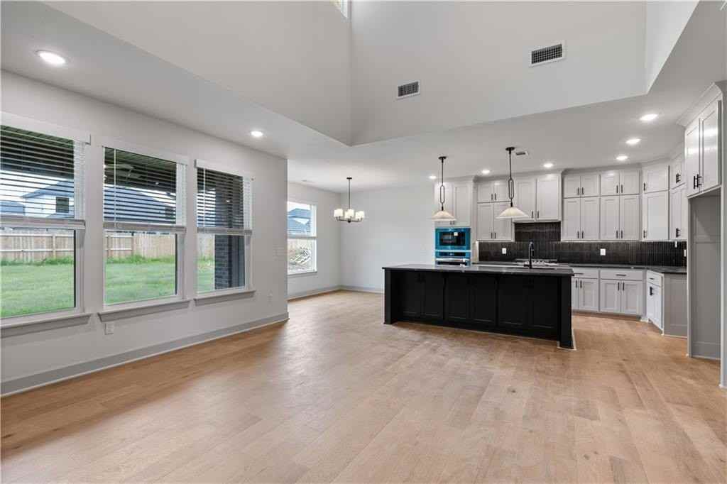 1081 Whistler St - Photo 7 of 32