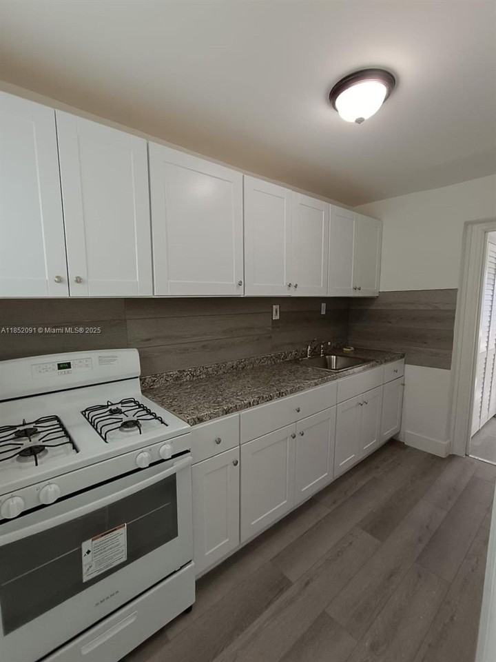 1857 Sw 4th St #3 - Photo 7 of 10