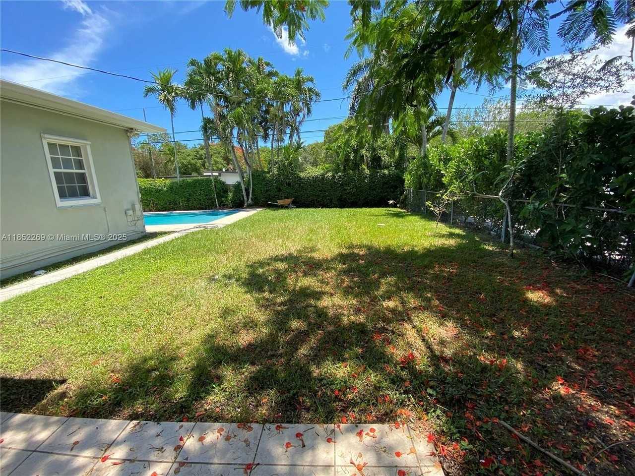 5940 Sw 47th St - Photo 4 of 15