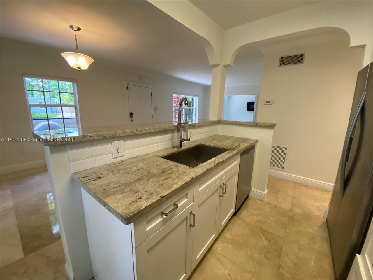 5940 Sw 47th St - Photo 6 of 15