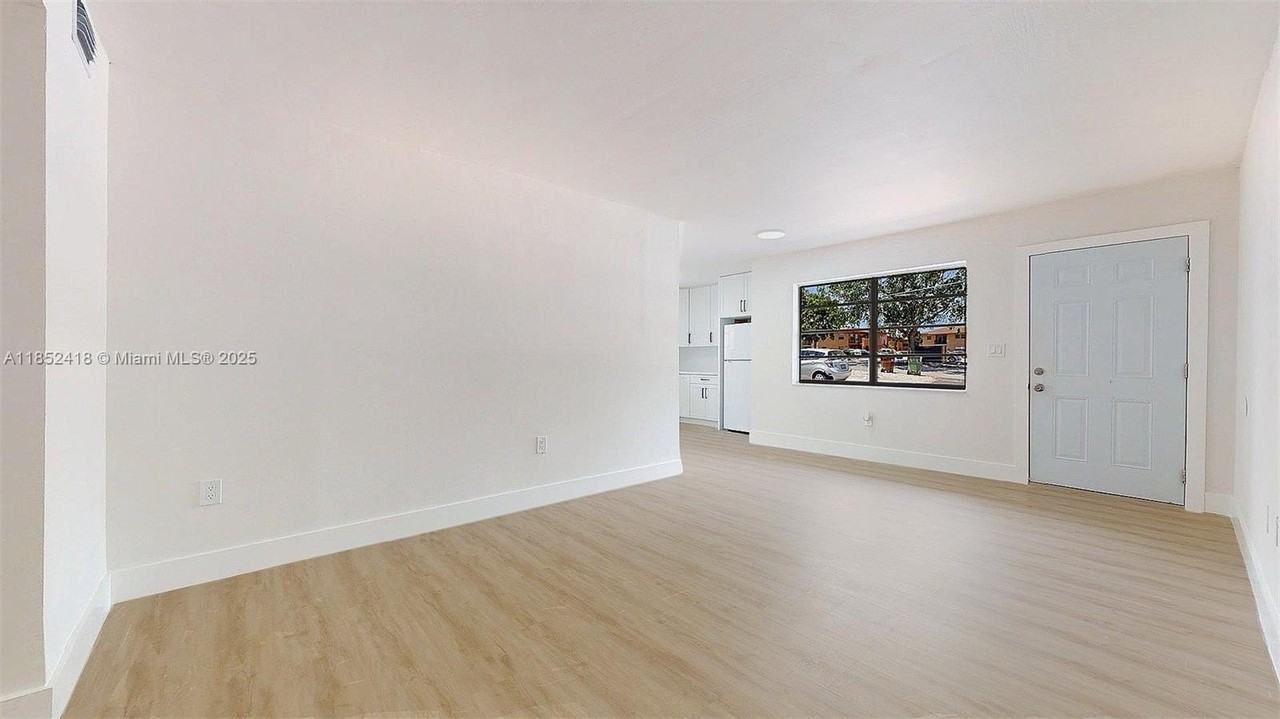 1674 West 42nd Street #1674 - Photo 6 of 30