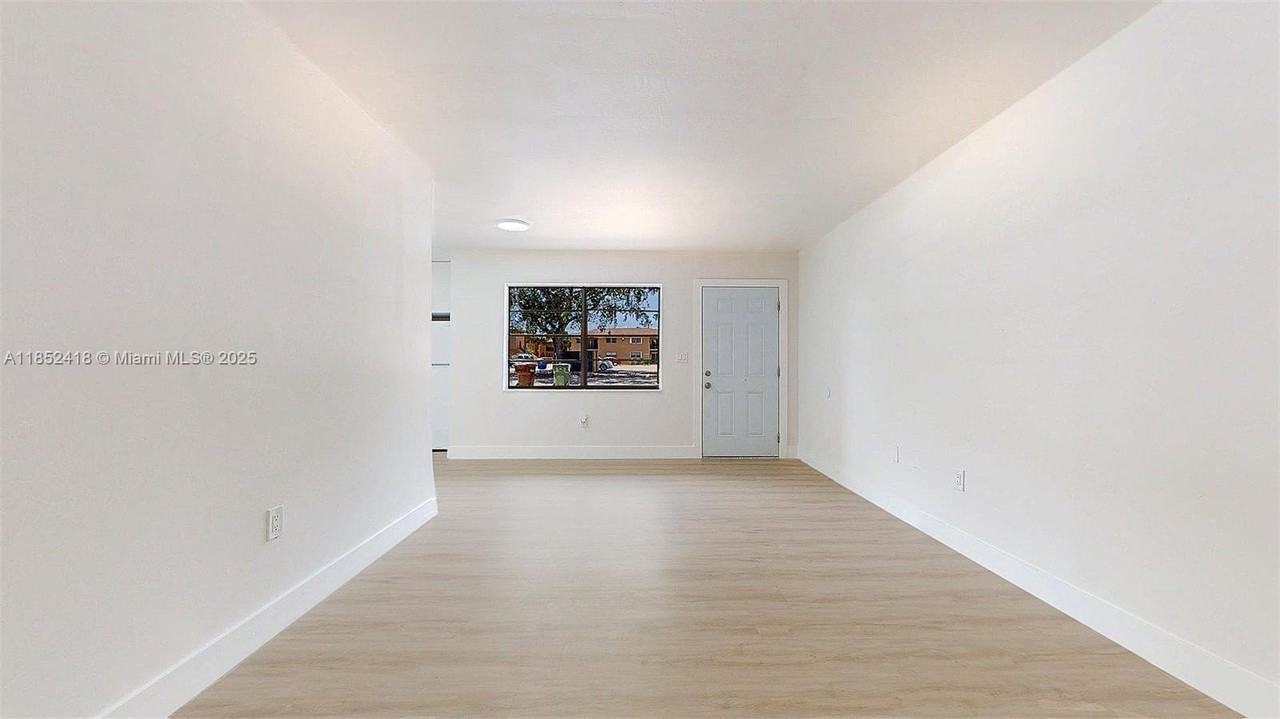 1674 West 42nd Street #1674 - Photo 7 of 30