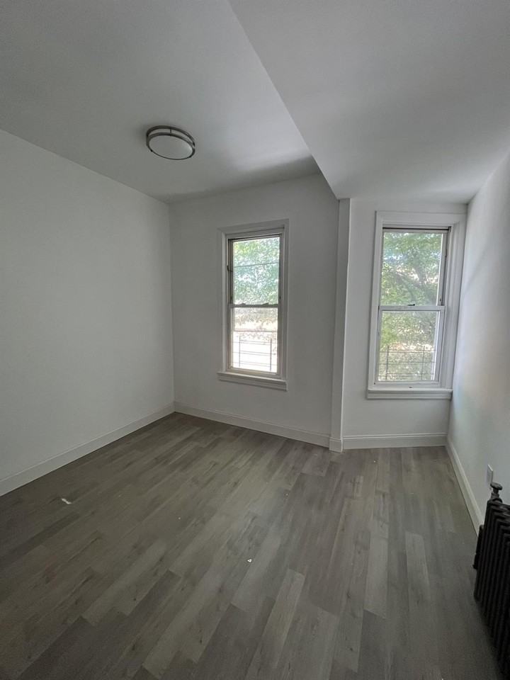 1911 Matthews Ave - Photo 2 of 5