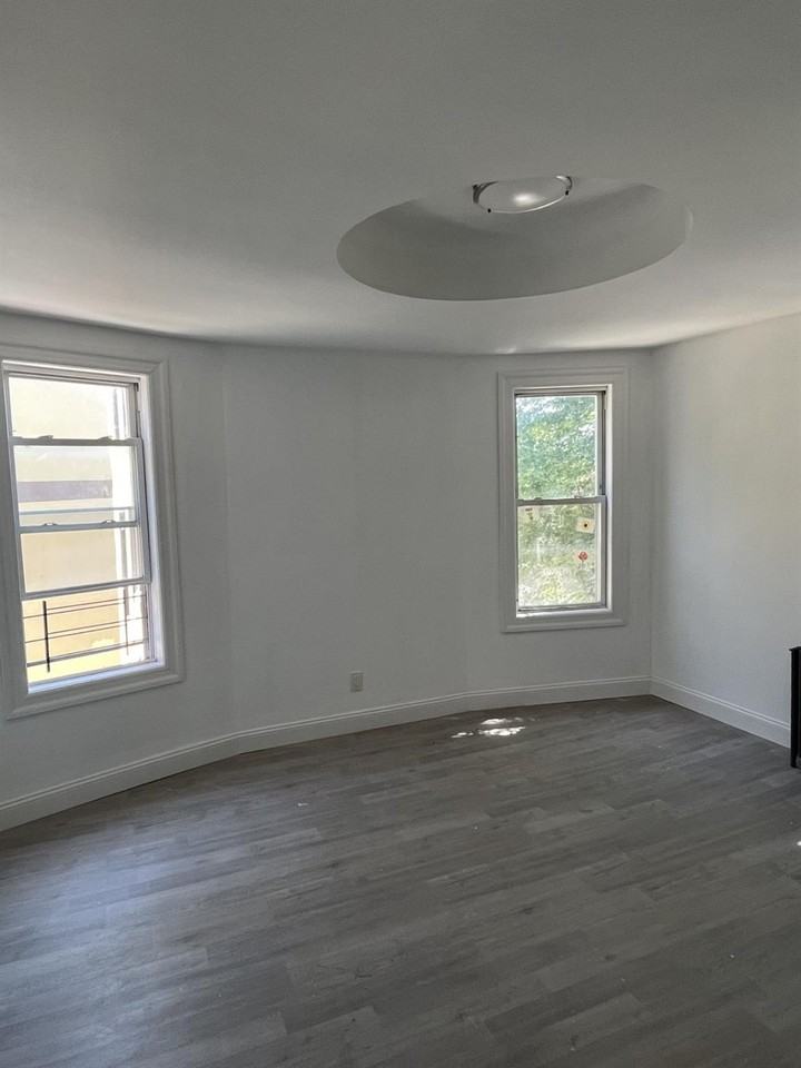 1911 Matthews Ave - Photo 4 of 5