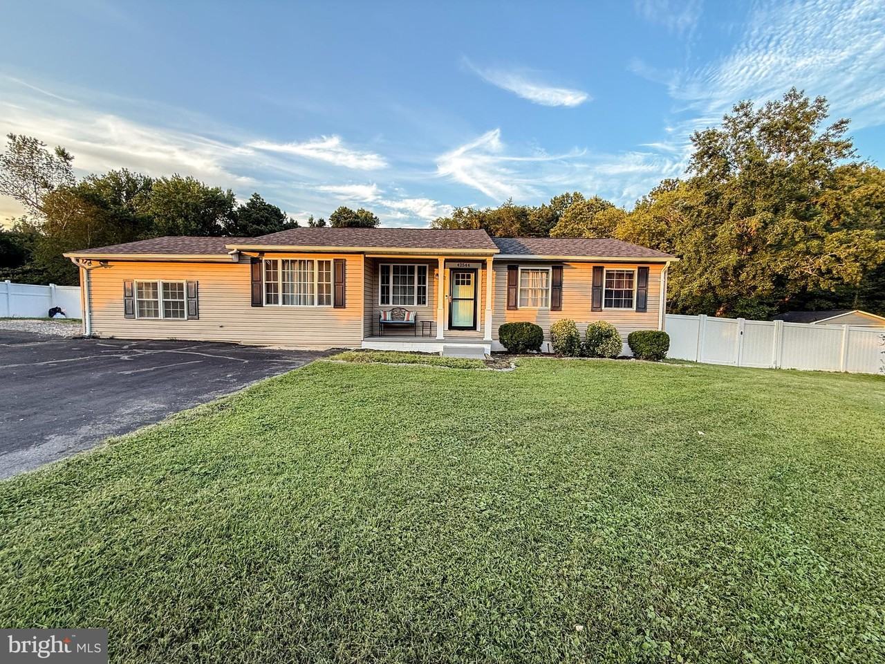 42544 Keith Ct - Photo 2 of 33