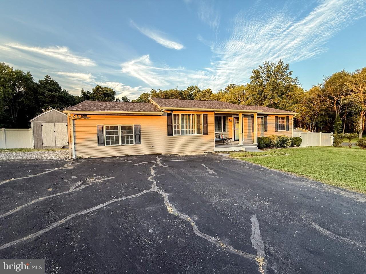 42544 Keith Ct - Photo 3 of 33