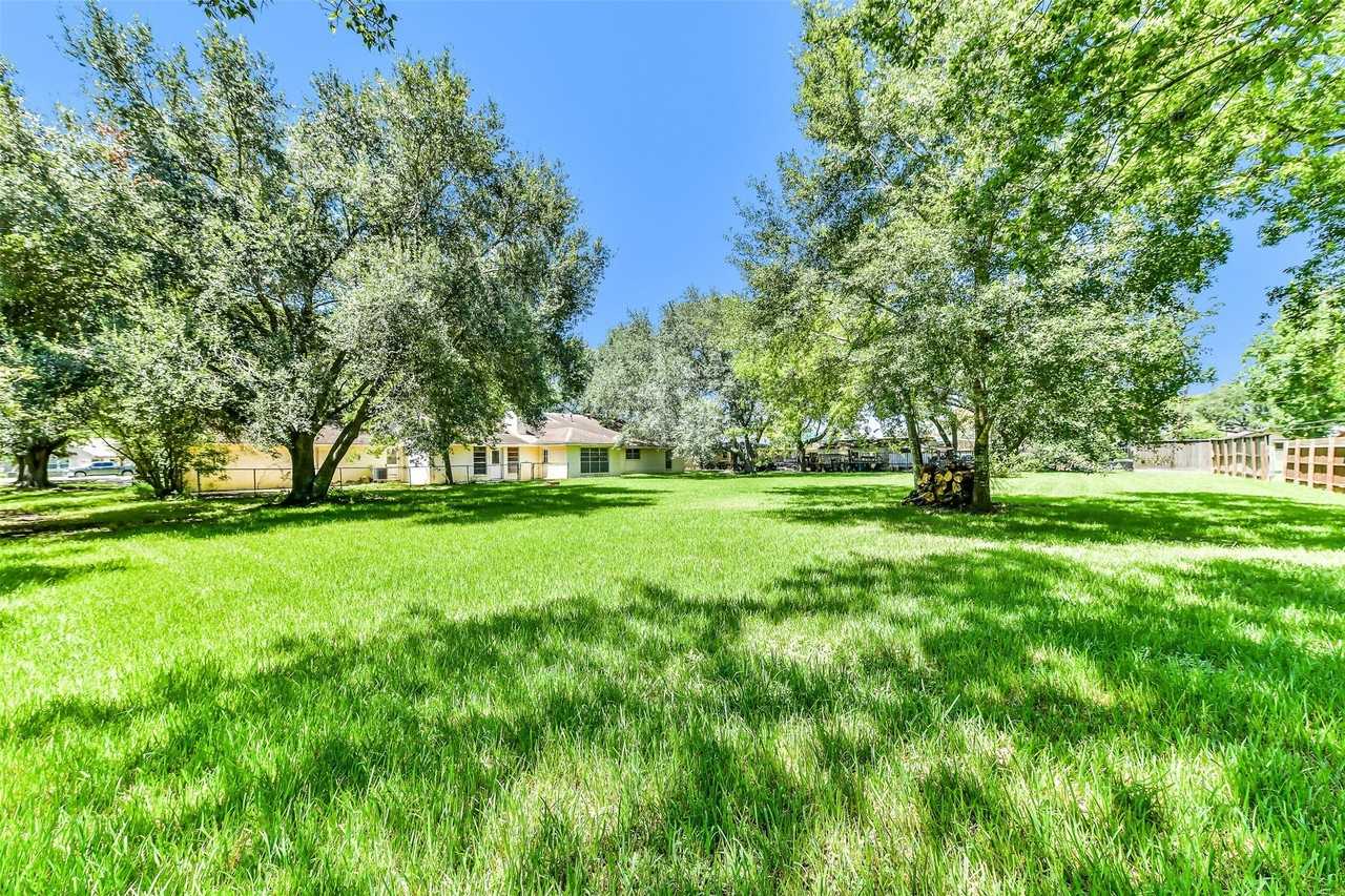 3405 E Circle Dr - Photo 2 of 34