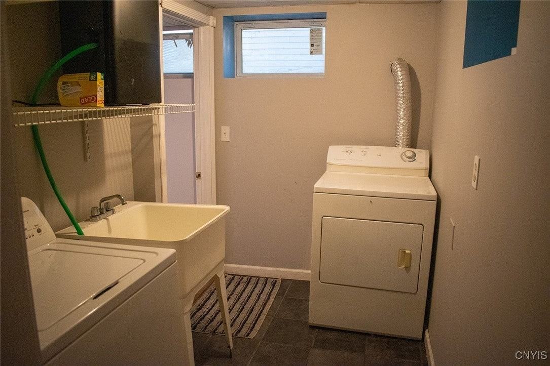 544 Clarendon St - Photo 4 of 22