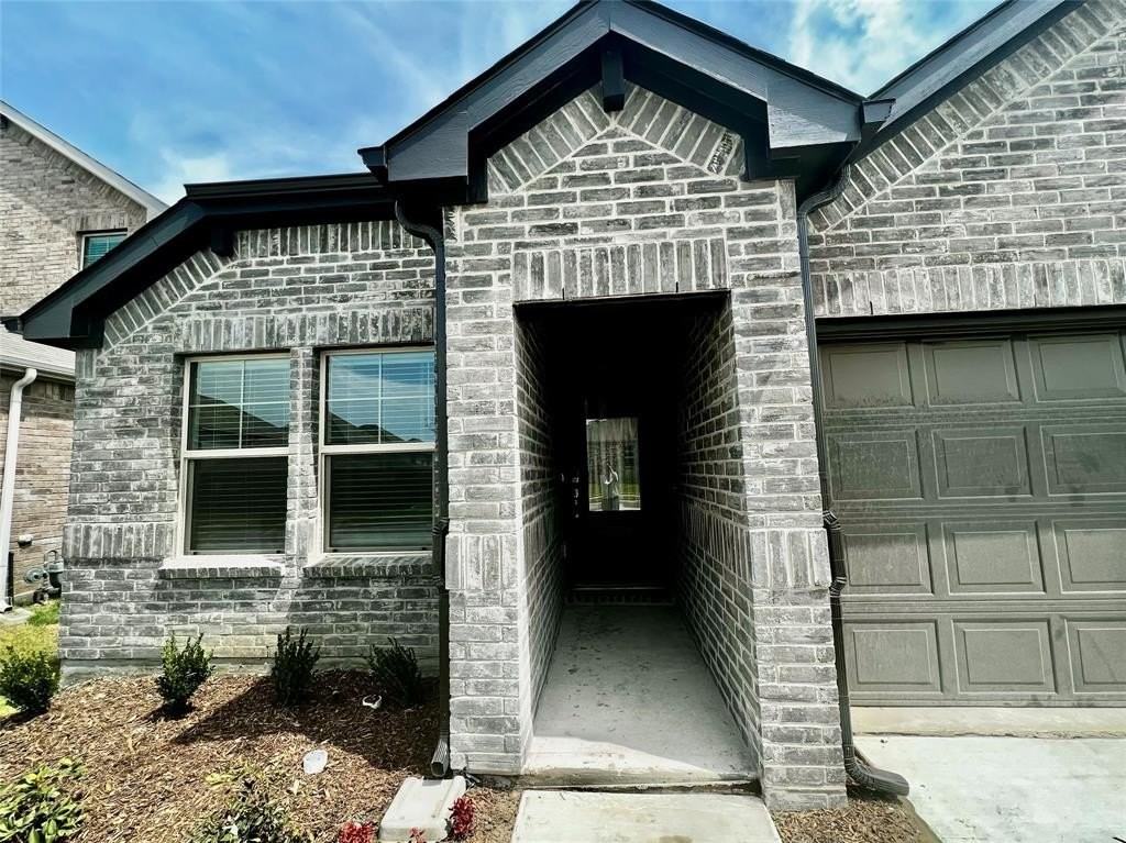 2343 Aspen Hill Dr - Photo 2 of 25