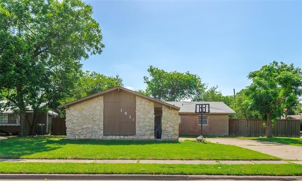 1018 Vegas Drive - Photo 3 of 25