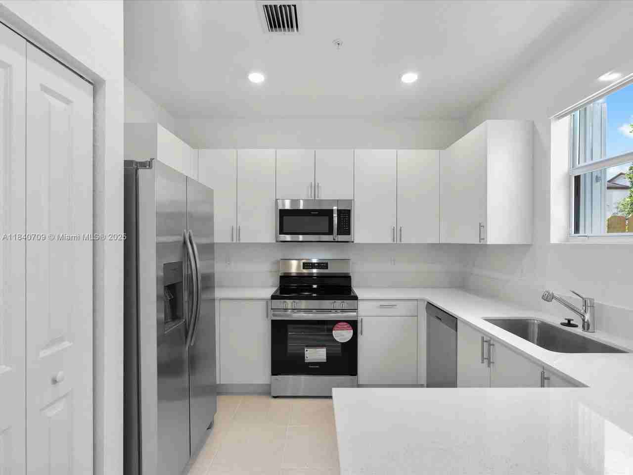 106 Sw 184th Ave - Photo 2 of 8