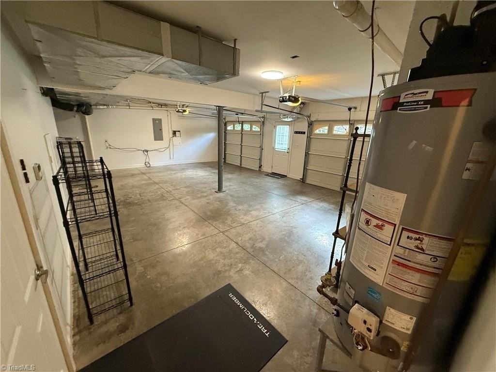 3712 Burbank Ln - Photo 5 of 38