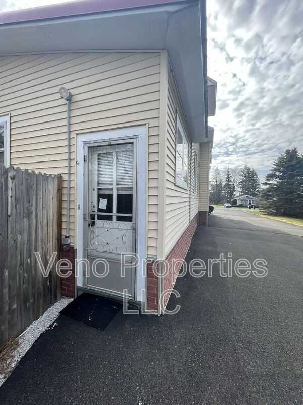 32 Russell Rd #1B - Photo 2 of 10