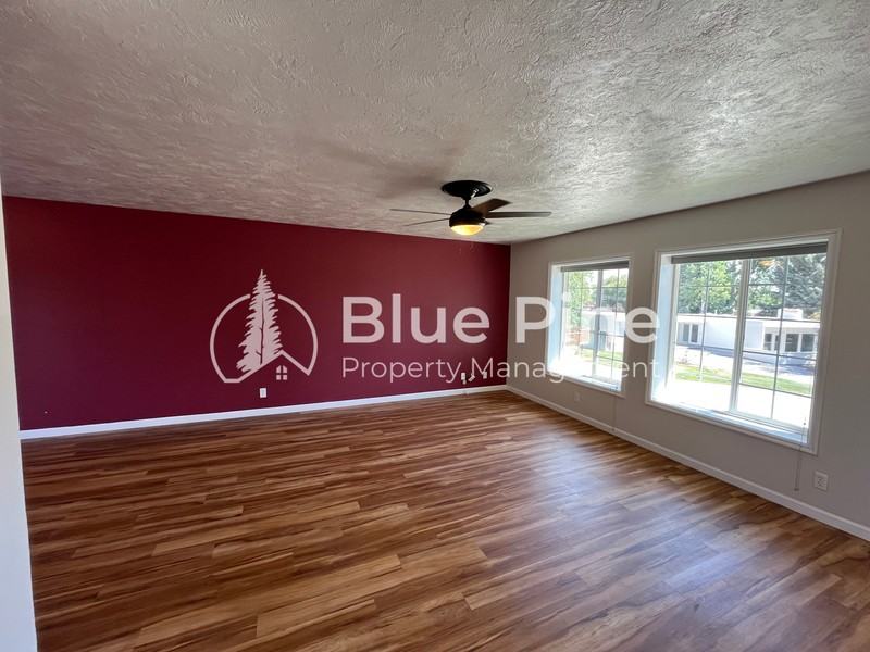 395 Hemlock Cir - Photo 3 of 28