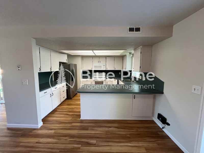 395 Hemlock Cir - Photo 5 of 28