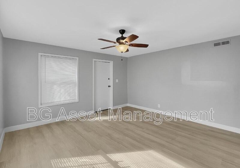 709 York St #C - Photo 2 of 14