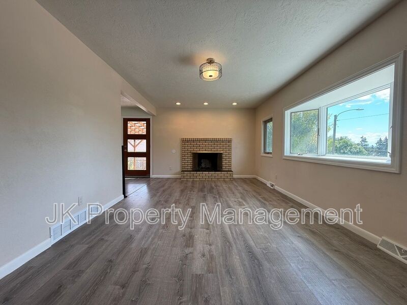 105 Riverview Dr W - Photo 2 of 50