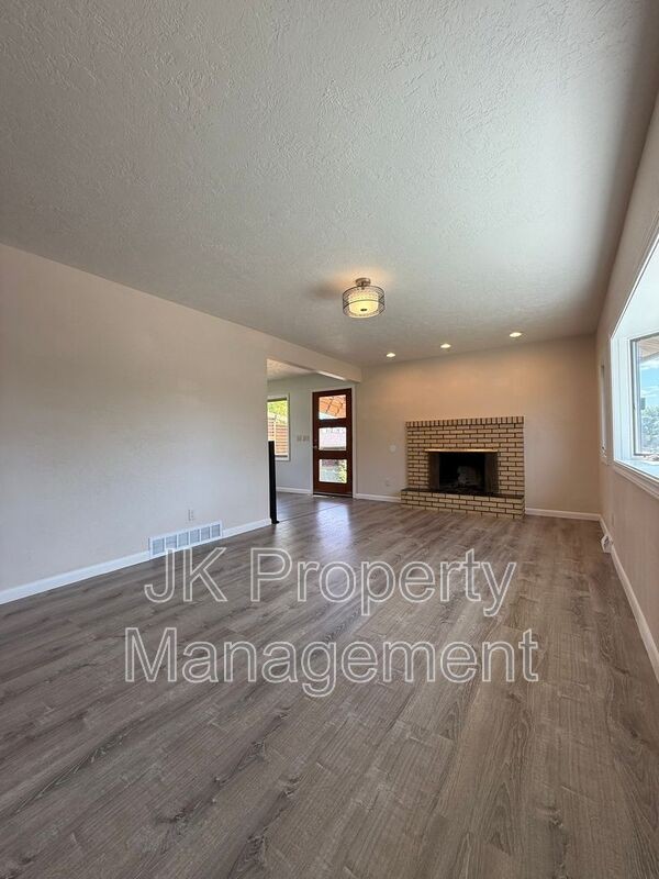 105 Riverview Dr W - Photo 3 of 50