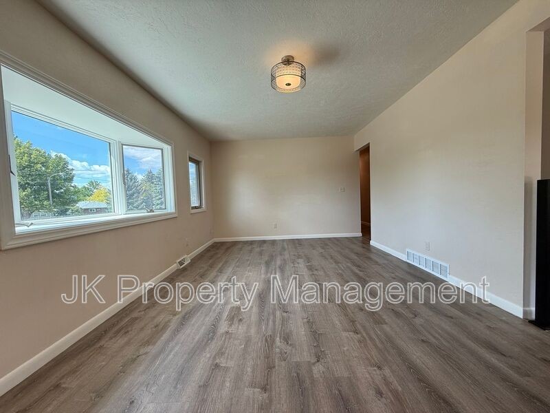 105 Riverview Dr W - Photo 4 of 50