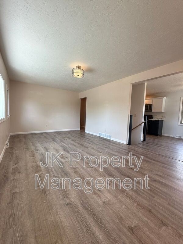 105 Riverview Dr W - Photo 5 of 50