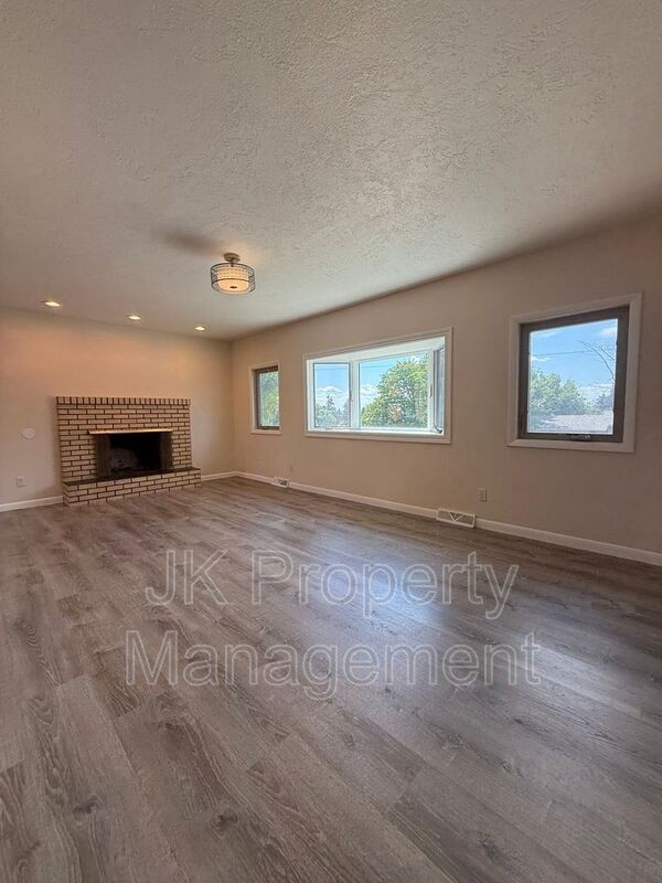 105 Riverview Dr W - Photo 6 of 50