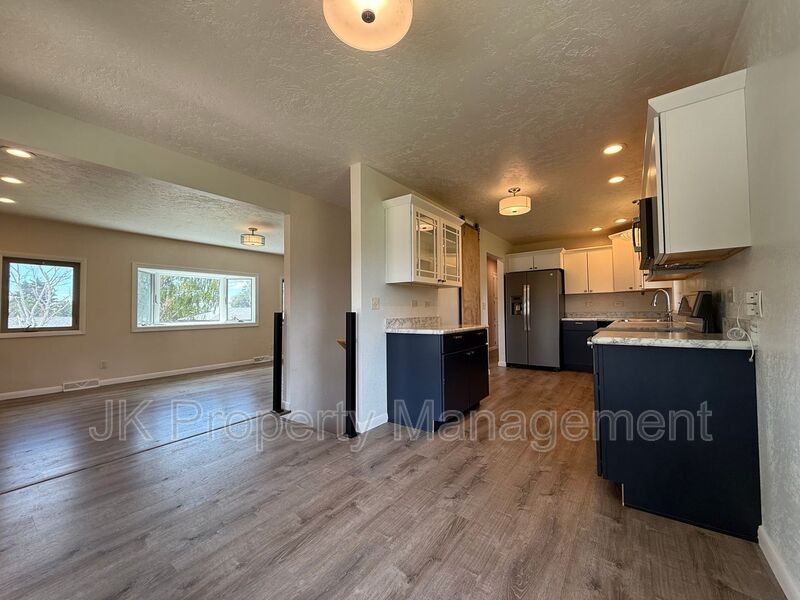 105 Riverview Dr W - Photo 7 of 50