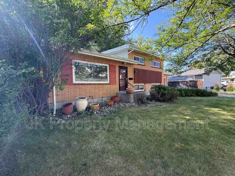 1015 Carlos Dr - Photo 3 of 50