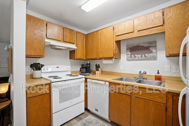 714 Dell Range Blvd - Photo 5 of 20