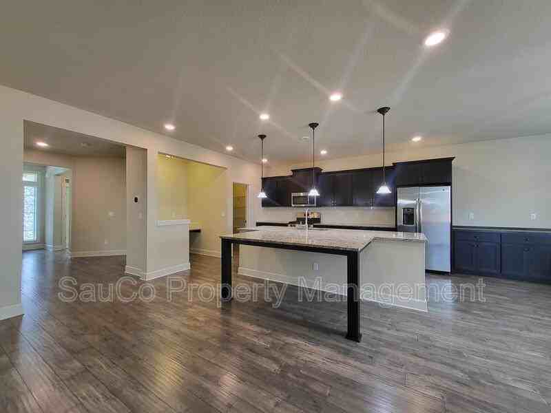 5301 Southeast Thornapple Street - Photo 4 of 30