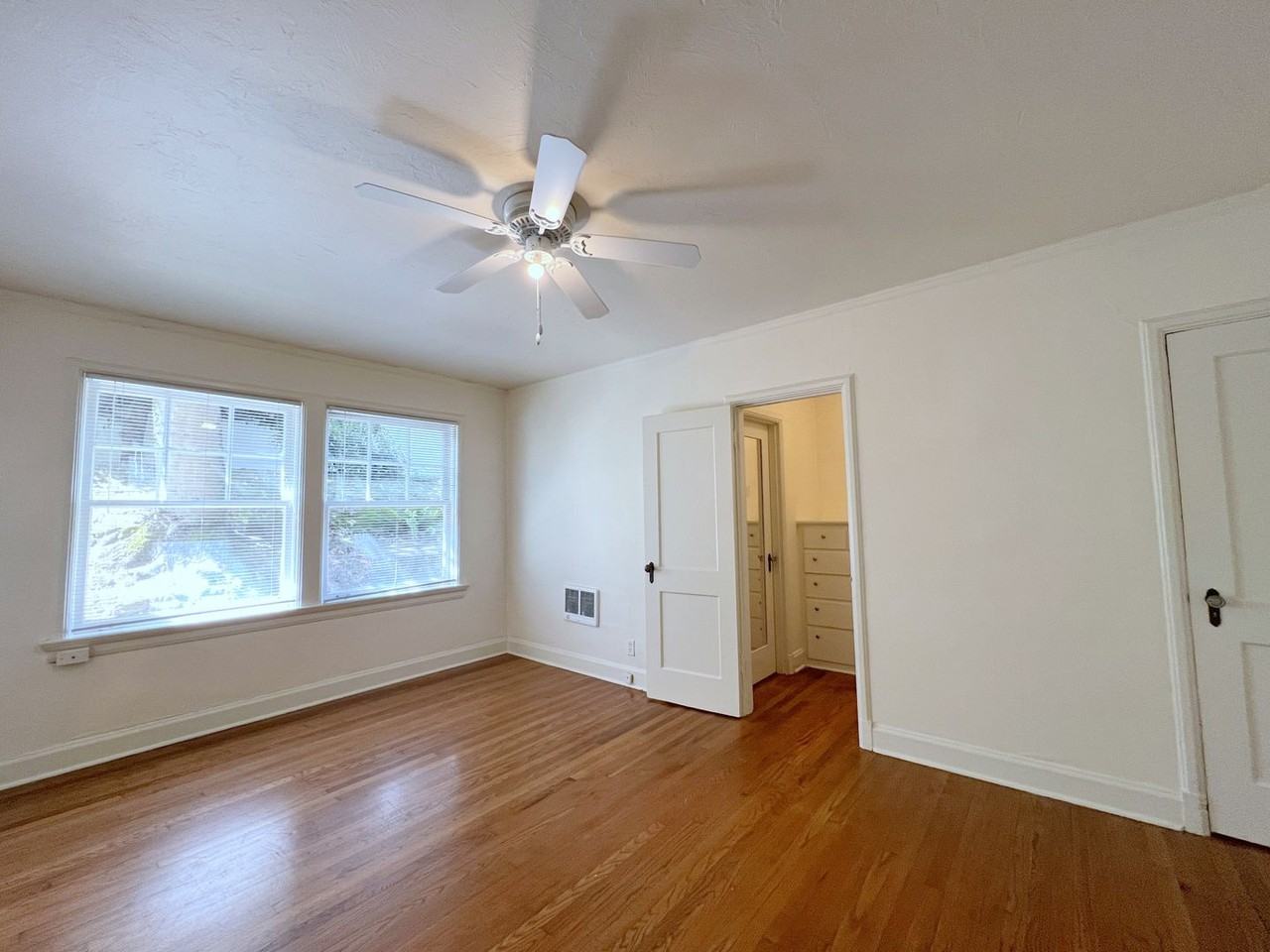 PARK REGENT (PAR01) - Photo 3 of 40