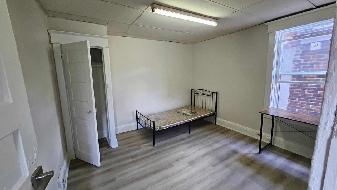 481 Shaw St - Photo 2 of 4