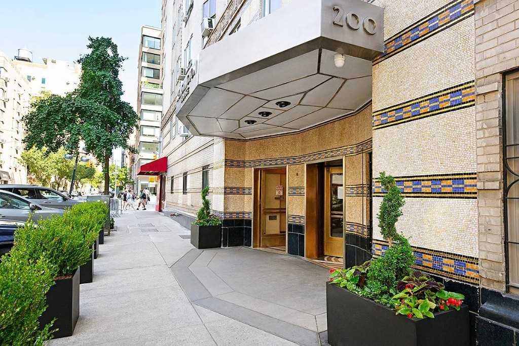 200 W 20th St #1401 - Photo 7 of 8