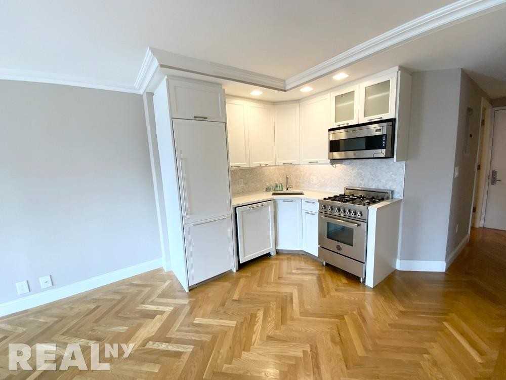 E 86th St #15GW - Photo 2 of 8