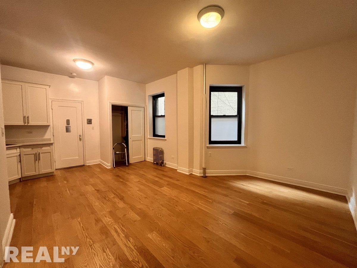 Grand St #2B - Photo 2 of 4