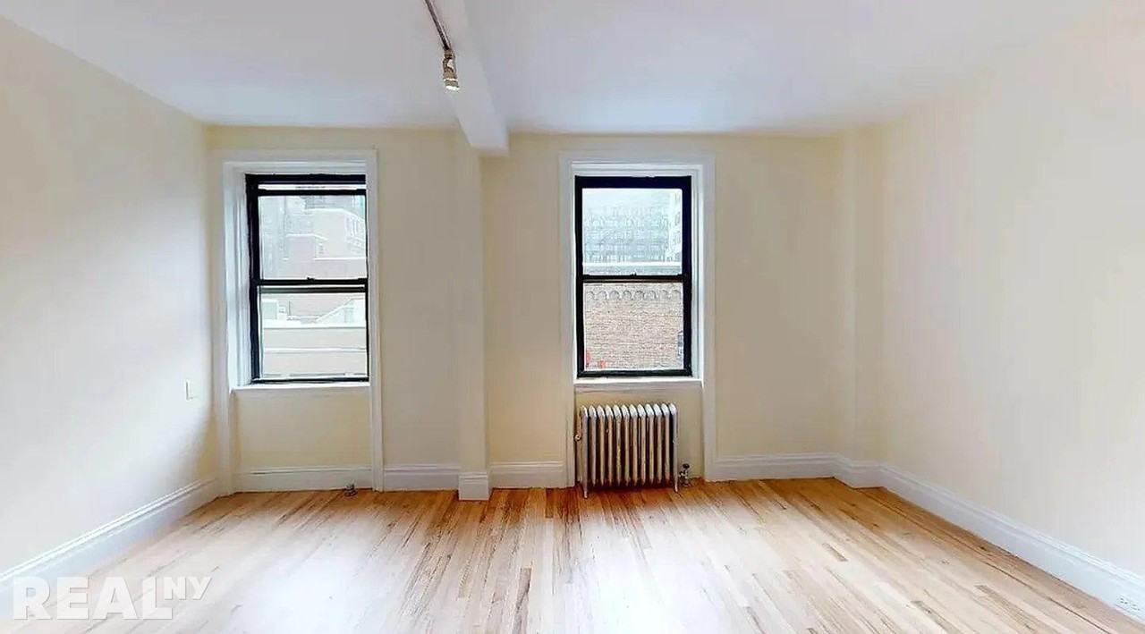 W 45th St #6A - Photo 2 of 7