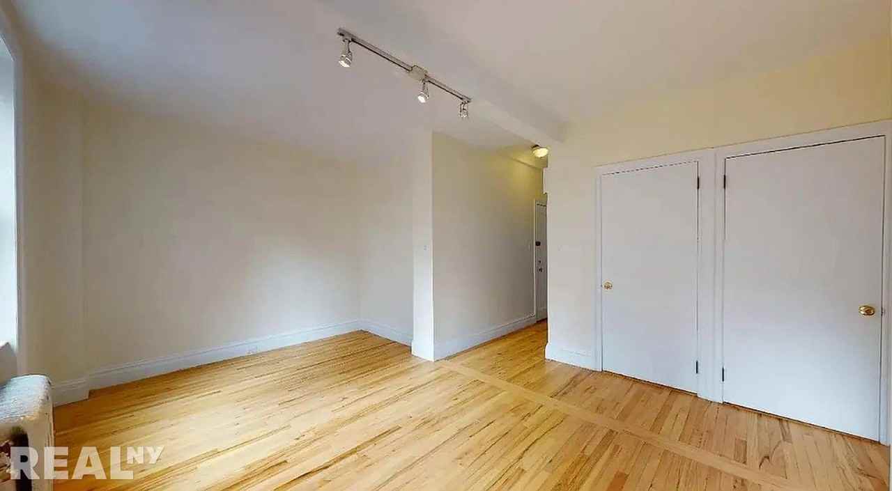 W 45th St #6A - Photo 3 of 7