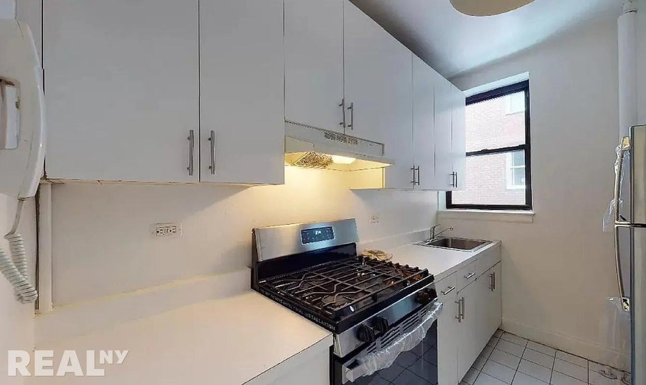 W 45th St #6A - Photo 4 of 7