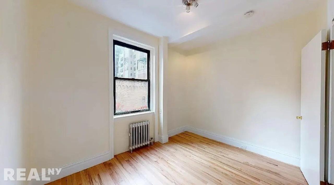 W 45th St #6A - Photo 5 of 7